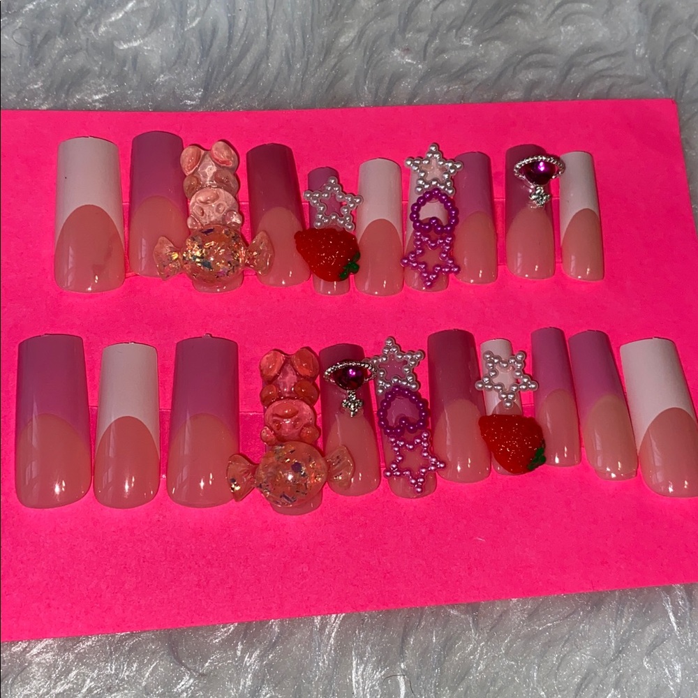 French tip press on nails with accents. 24 pieces.